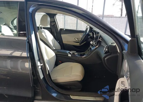 2016 Mercedes-Benz C 300 4Matic z USA, uszkodzony, nr VIN 55SWF4KB8GU117110